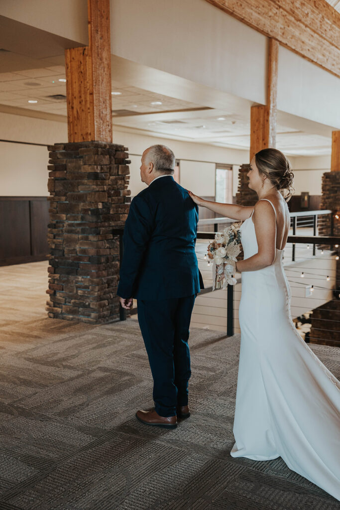 bride and dad first look