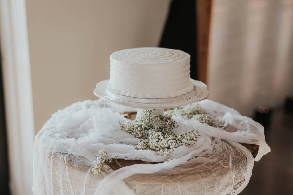 simple elegant one tier wedding cake