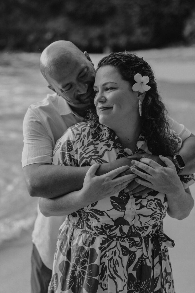 Black and white image of a couple on a Hawaii beach