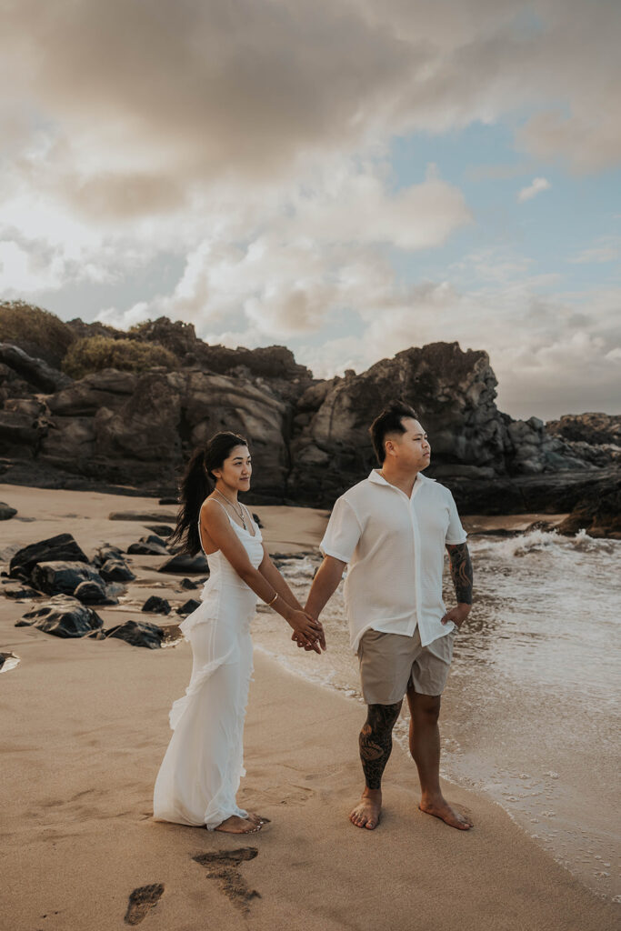 candid couple pictures engagement session in maui