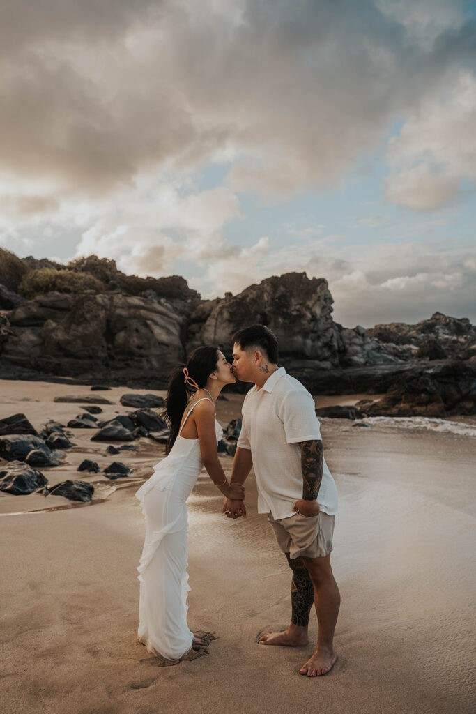 candid couple pictures engagement session in maui