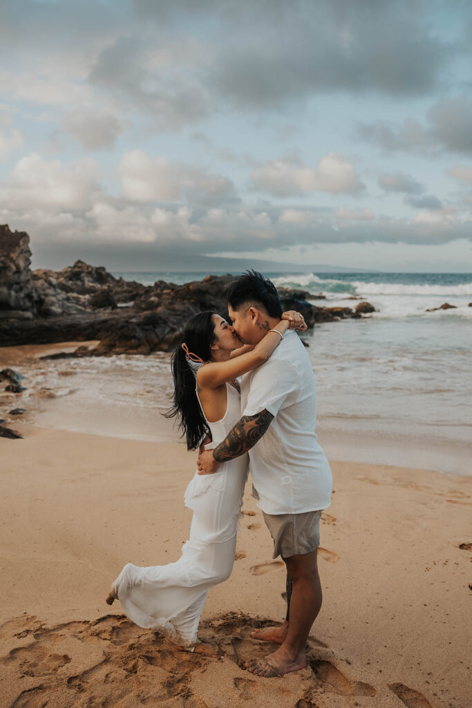 romantic couple photos on the beach