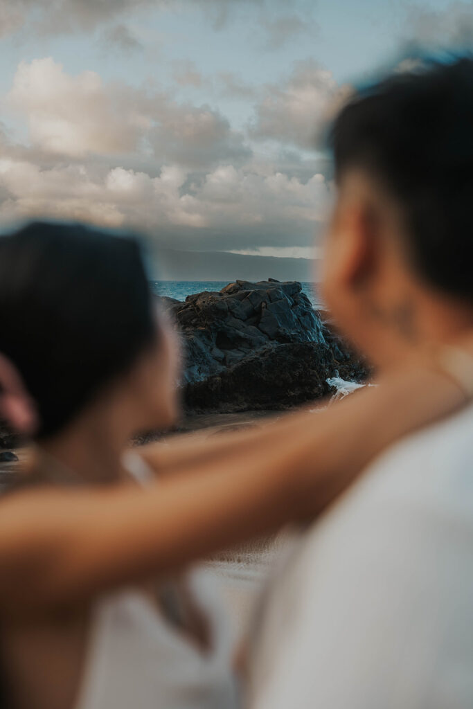 romantic couple photos on the beach