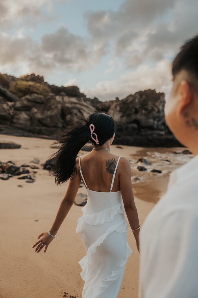 romantic couple photos on the beach