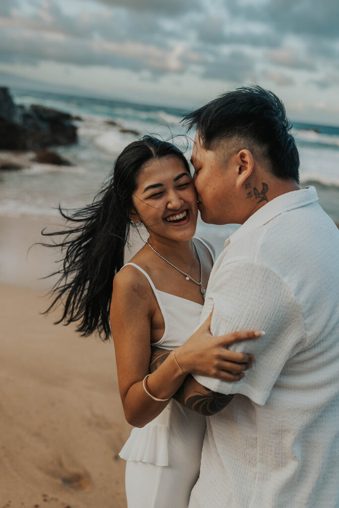 romantic couple photos on the beach