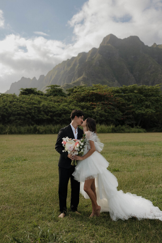 romantic couple pictures for a hawaii elopement 