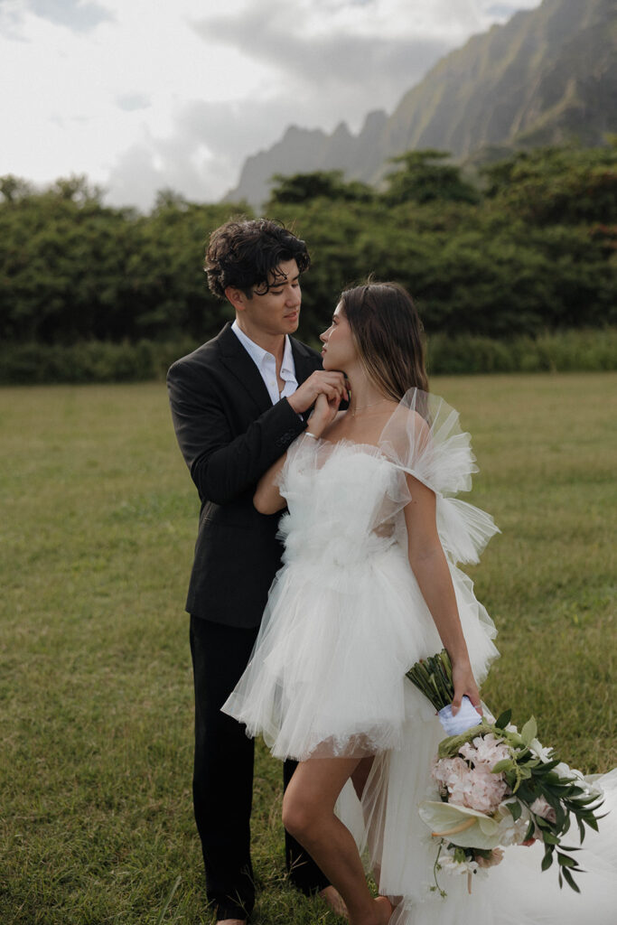 romantic couple pictures for a hawaii elopement 