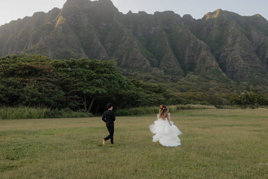 romantic couple pictures for a hawaii elopement 