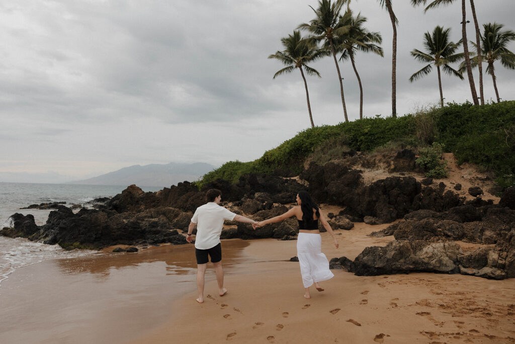 hawaii engagement photos candid and romantic