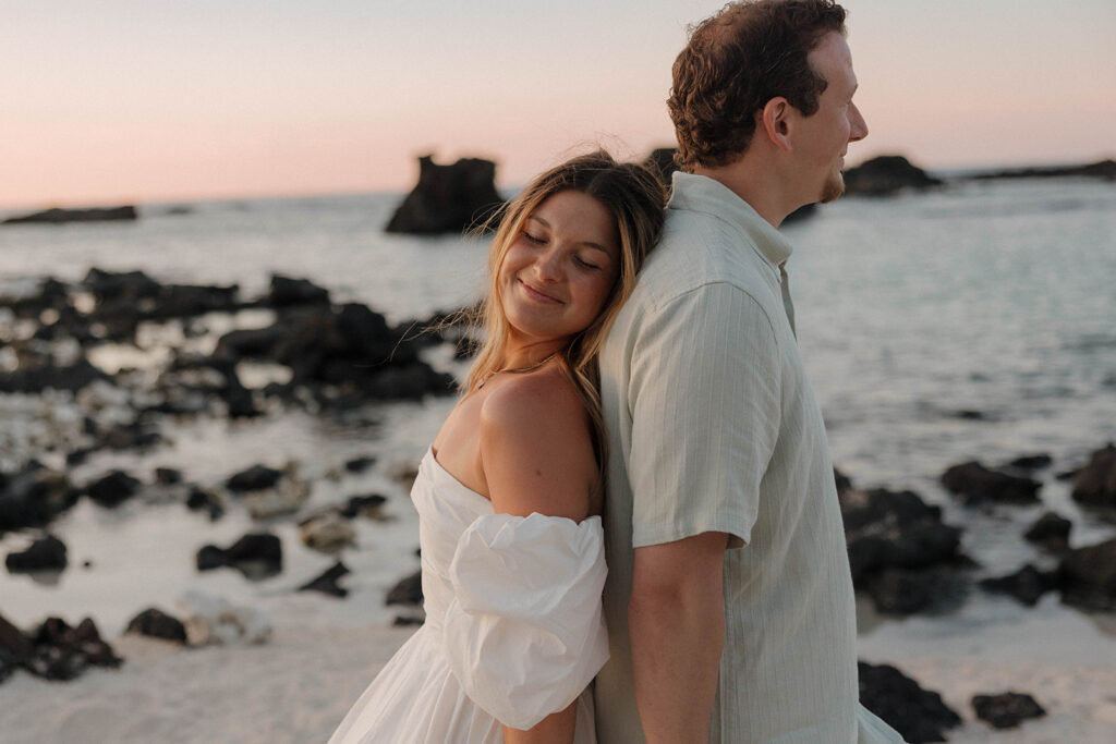 beach couples photoshoot in hawaii at sunset