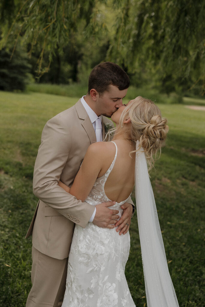 summer wedding photos full of color and joy