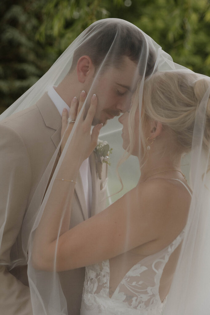 summer wedding photos full of color and joy