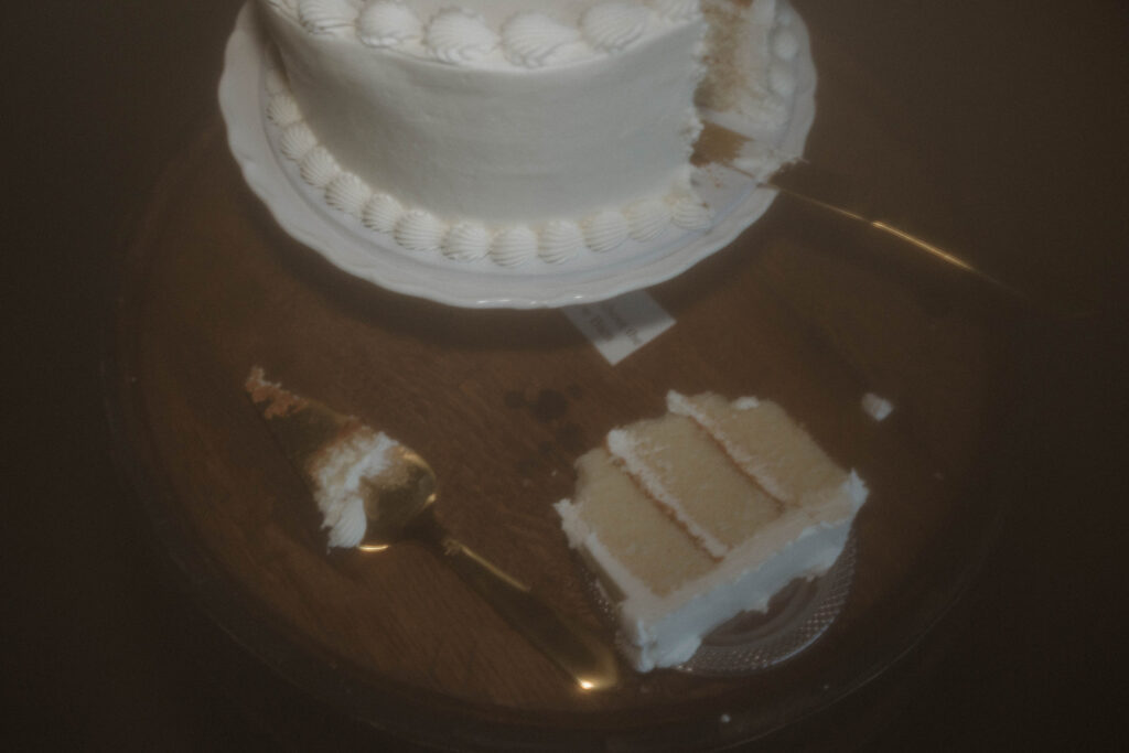 wedding cake photos with flash photography
