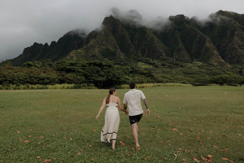 Kualoa Regional Park couples photoshoot in front of the mountains