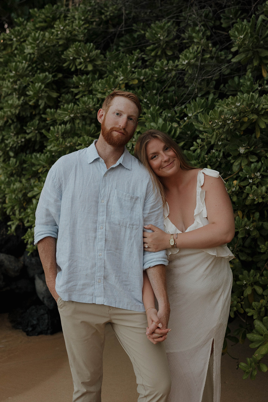 ideas on engagement photo outfits in Hawaii on the beach 